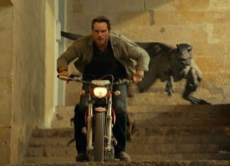 Nova foto de “Jurassic World: Domínio” mostra o terrível atrociraptor caçando Chris Pratt