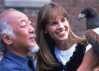 Criador de Cobra Kai volta a sugerir retorno de Hilary Swank para o universo de Karatê Kid