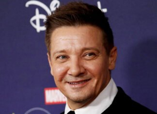 Jeremy Renner recebe alta do hospital e comemora assistindo série com a família