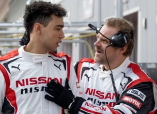 Nova imagem de “Gran Turismo” destaca Archie Madekwe e David Harbour