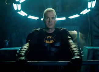 Michael Keaton tirou fotos como Batman no set de “The Flash” para mostrar ao neto