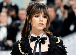 Jenna Ortega é perseguida pelo Ghostface, de Pânico, durante sua aparição no Met Gala