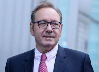 Kevin Spacey é inocentado de acusação de estupro em julgamento no Reino Unido