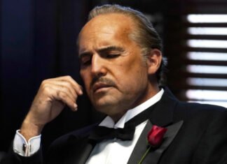 Billy Zane aparece irreconhecível encarnando Marlon Brando em foto da cinebiografia do ator