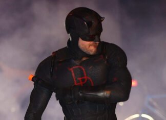 Imagem da segunda temporada de “Demolidor” revela traje sombrio com emblema clássico