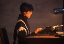Jenna Ortega como Wandinha Addams sentada diante de uma máquina de escrever antiga