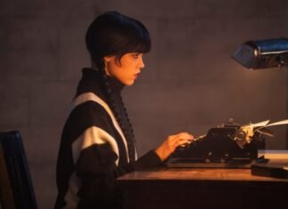Jenna Ortega como Wandinha Addams sentada diante de uma máquina de escrever antiga
