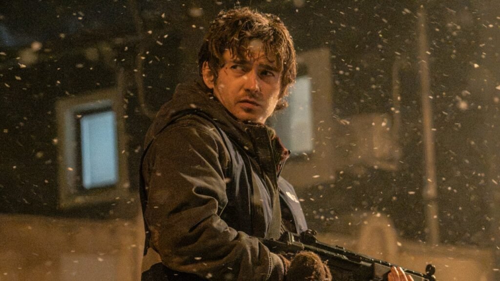 Austin Abrams em cena do filme Resident Evil, de Zach Cregger
