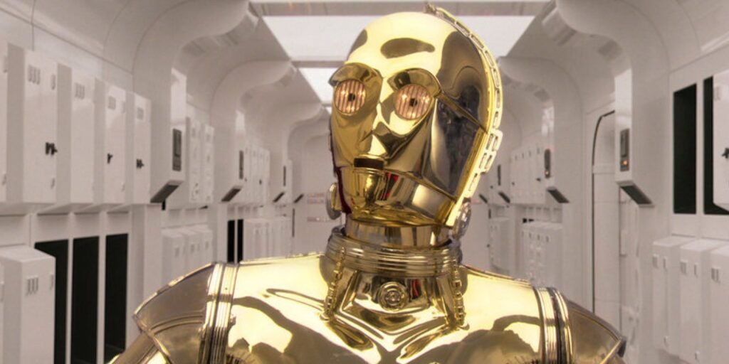 C-3PO caminha por um corredor de nave em Star Wars: Uma Nova Esperança