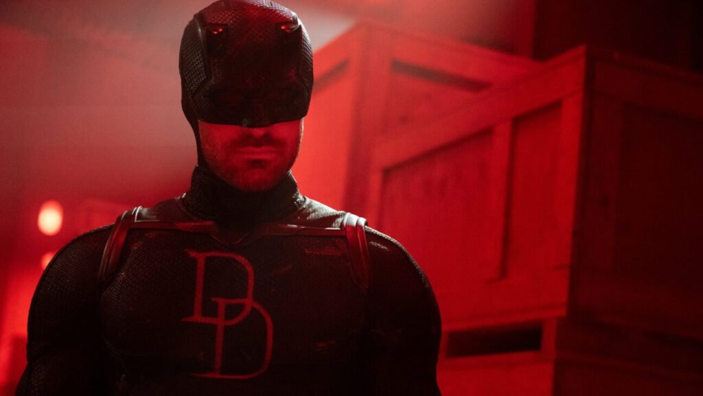 Charlie Cox com o uniforme do Demolidor na série Demolidor: Renascido