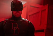 Charlie Cox com o uniforme do Demolidor na série Demolidor: Renascido