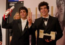 Javier Ambrossi e Javier Calvo posam segurando um prêmio em Cannes