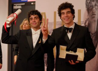 “A Bola Preta” vence o Prêmio do Público do Festival de Toronto e ganha força na corrida do Oscar Javier Ambrossi e Javier Calvo posam segurando um prêmio em Cannes