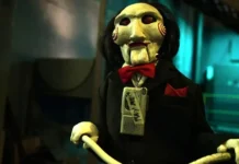 Boneco Billy, da franquia Jogos Mortais, em cena do filme