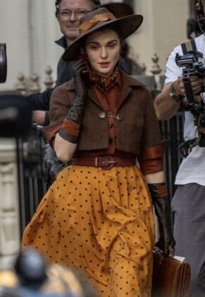 Rachel Weisz caminha em rua de Londres com figurino de &eacute;poca e maleta de couro