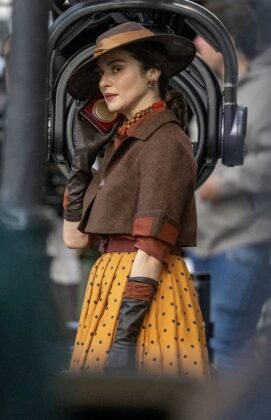 Rachel Weisz de perfil ao lado de equipamento de ilumina&ccedil;&atilde;o no set