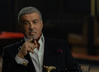Sylvester Stallone caracterizado como Dwight Manfredi em cena da quarta temporada de Tulsa King