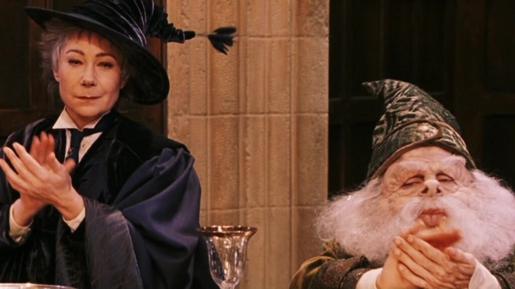 O professor Flitwick em cena de Harry Potter e a Pedra Filosofal