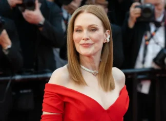 Julianne Moore recebe prêmio pela carreira no Festival de Roma das mãos de Jesse Eisenberg