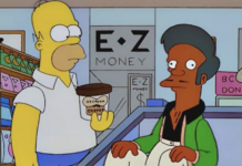 O personagem Apu atrás do balcão do Kwik-E-Mart em Os Simpsons