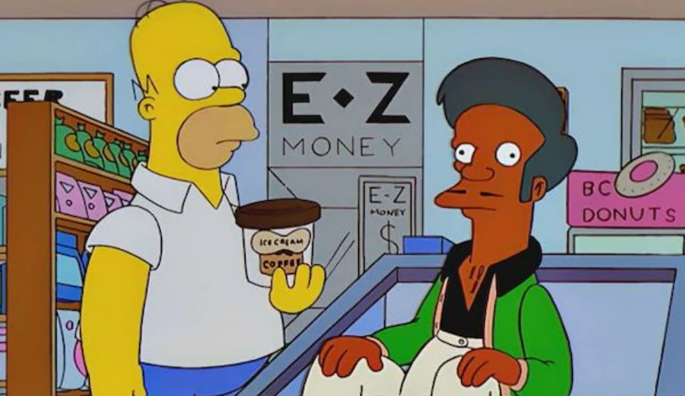 O personagem Apu atrás do balcão do Kwik-E-Mart em Os Simpsons