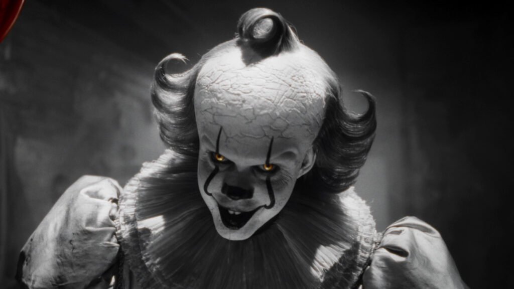 Bill Skarsgård caracterizado como Pennywise na série It: Bem-Vindos a Derry