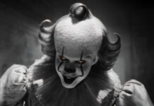 Bill Skarsgård caracterizado como Pennywise na série It: Bem-Vindos a Derry