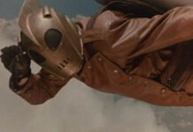 Billy Campbell com o capacete e a mochila a jato de Rocketeer