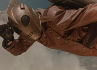 Billy Campbell com o capacete e a mochila a jato de Rocketeer