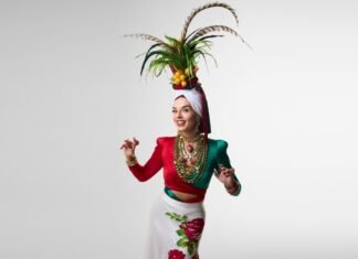 Giovanna Lancellotti caracterizada como Carmen Miranda