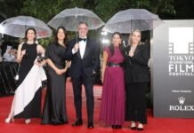 Executivos da Academia de Artes e Ciências Cinematográficas sentados em painel no Festival de Tóquio