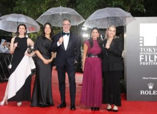 Executivos da Academia de Artes e Ciências Cinematográficas sentados em painel no Festival de Tóquio