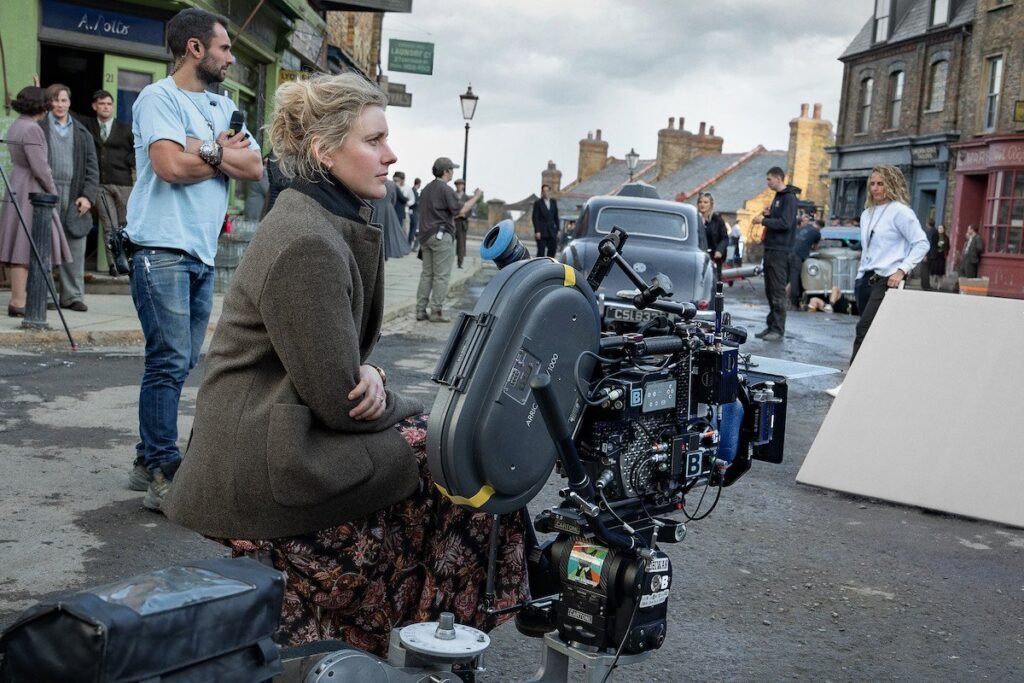 Greta Gerwig ao lado da câmera no set de Nárnia: O Sobrinho do Mago