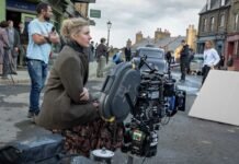 Greta Gerwig ao lado da câmera no set de Nárnia: O Sobrinho do Mago