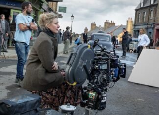 Greta Gerwig ao lado da câmera no set de Nárnia: O Sobrinho do Mago