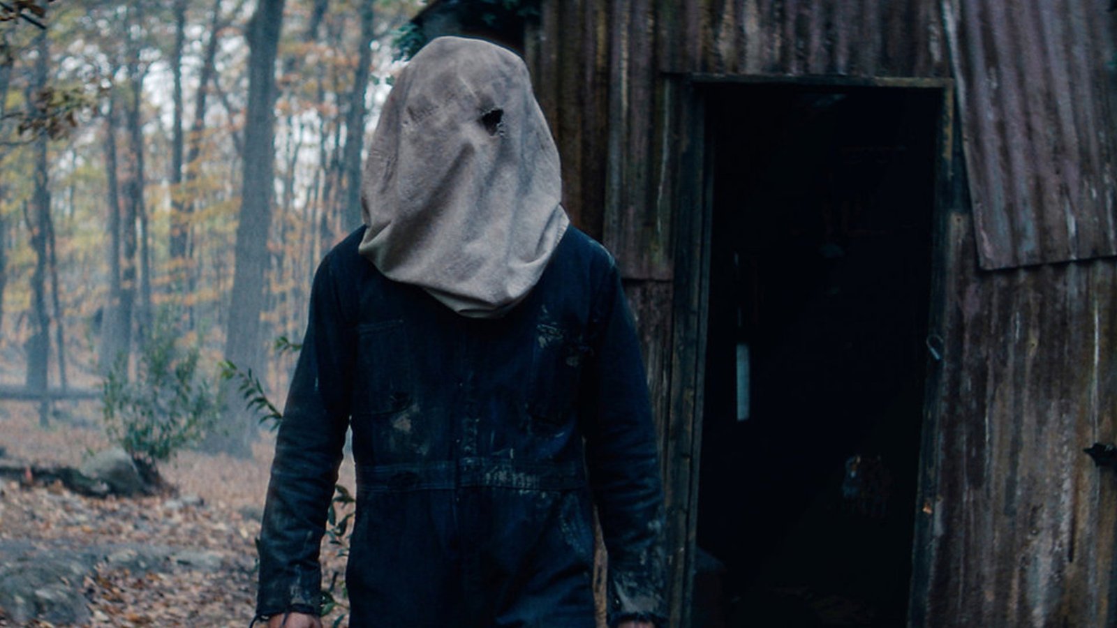 Jason com saco na cabeça em cena da série Crystal Lake