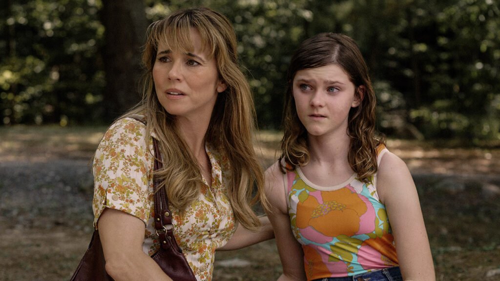 Linda Cardellini e Gwendolyn Sundstrom em cena da série Crystal Lake