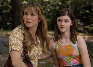 Linda Cardellini e Gwendolyn Sundstrom em cena da série Crystal Lake