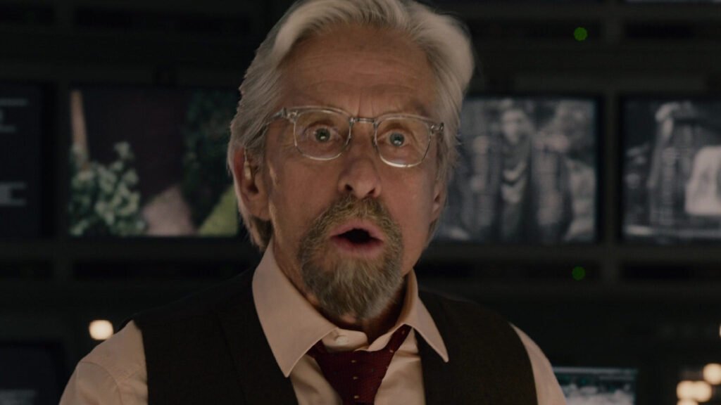 Michael Douglas caracterizado como Hank Pym em cena da franquia Homem-Formiga