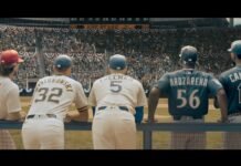 Cena da prévia de Avengers: Doomsday com o Quarteto Fantástico em um estádio de beisebol