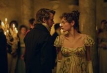 Emma Corrin caracterizada como Elizabeth Bennet em cena da série Orgulho e Preconceito
