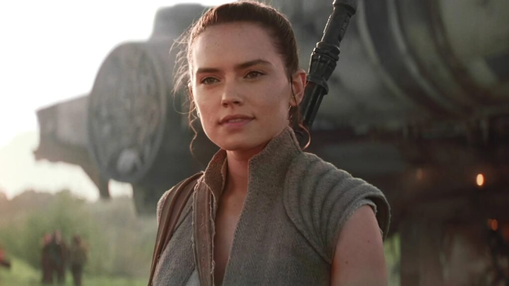 A personagem Rey na base da Resistência em Star Wars: O Despertar da Força