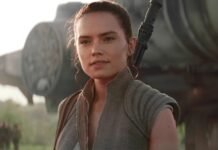 A personagem Rey na base da Resistência em Star Wars: O Despertar da Força