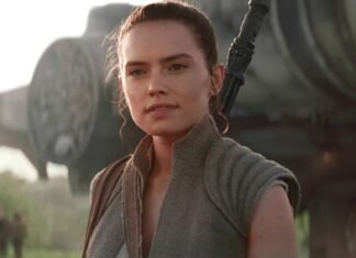 A personagem Rey na base da Resistência em Star Wars: O Despertar da Força