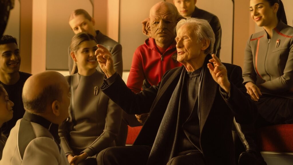 Robert Picardo e Bill Nighy em cena da segunda temporada de Star Trek: Starfleet Academy