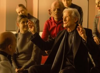 Robert Picardo e Bill Nighy em cena da segunda temporada de Star Trek: Starfleet Academy